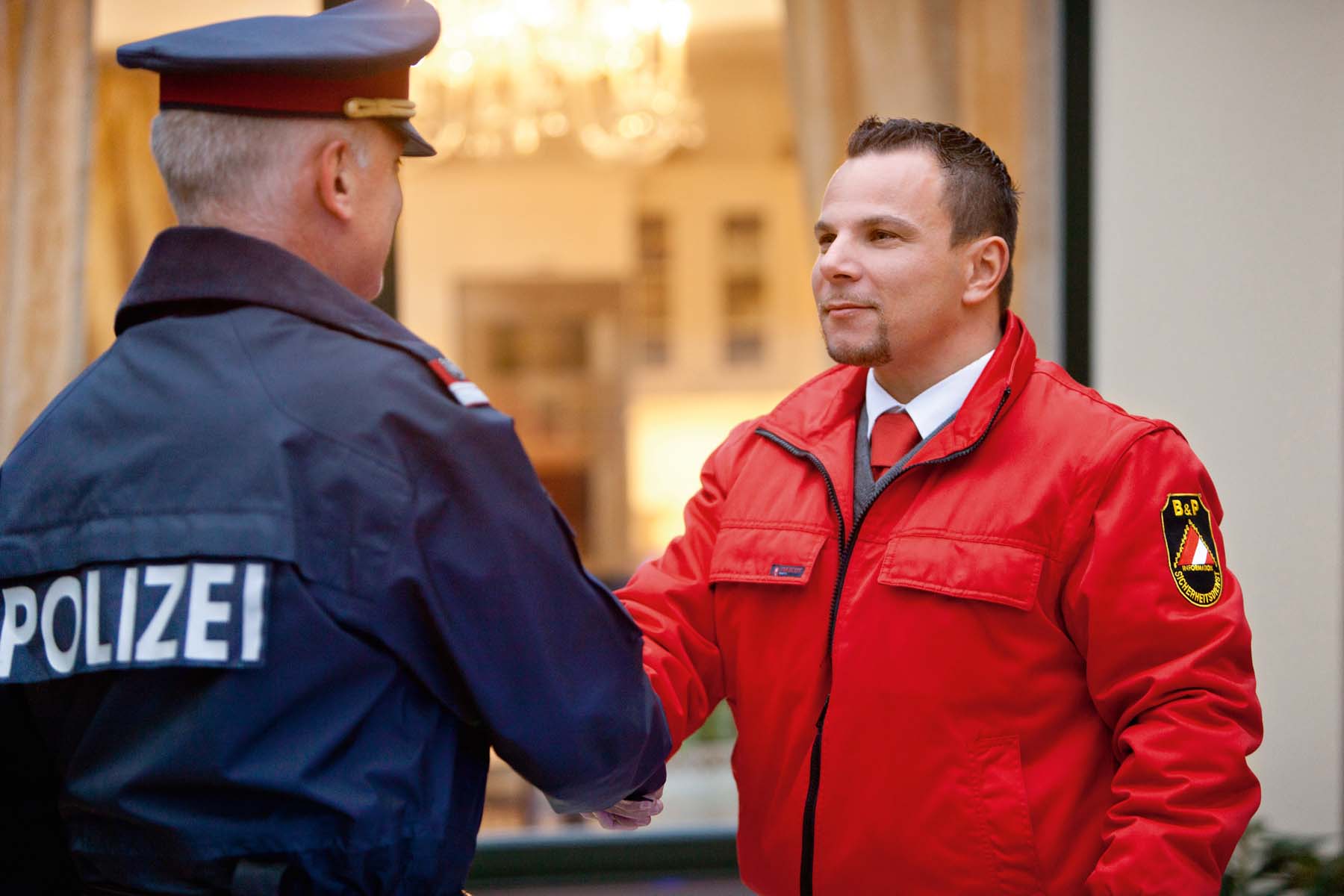 Sicherheitswachmann mit Polizei