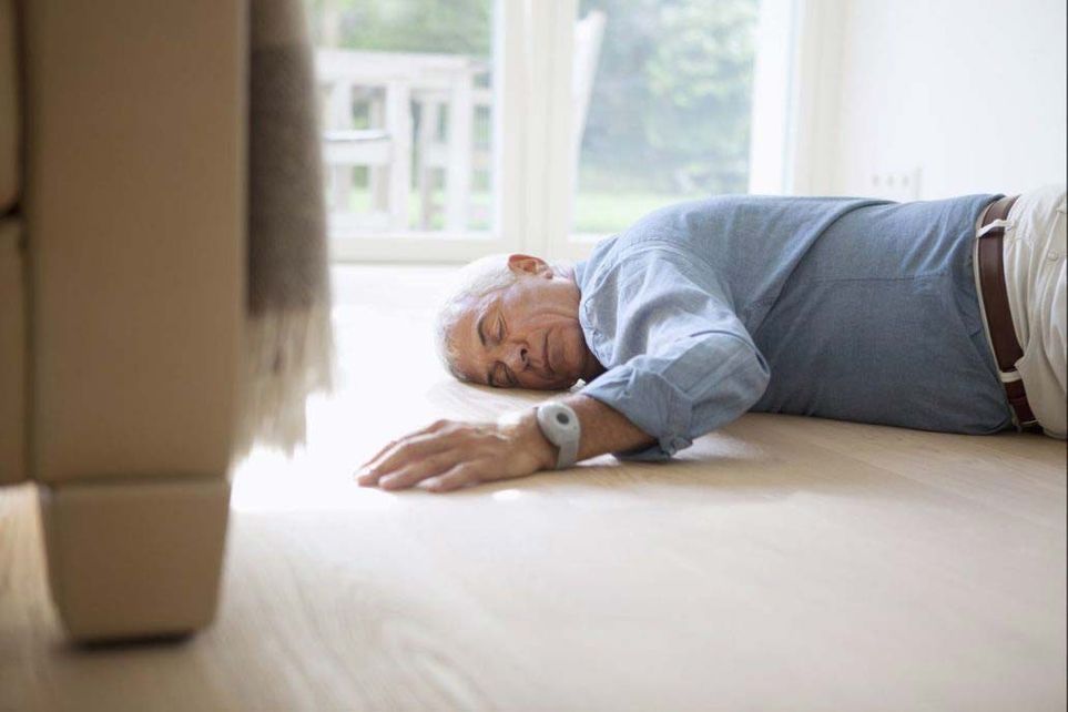 Senior liegt bewusstlos am Boden