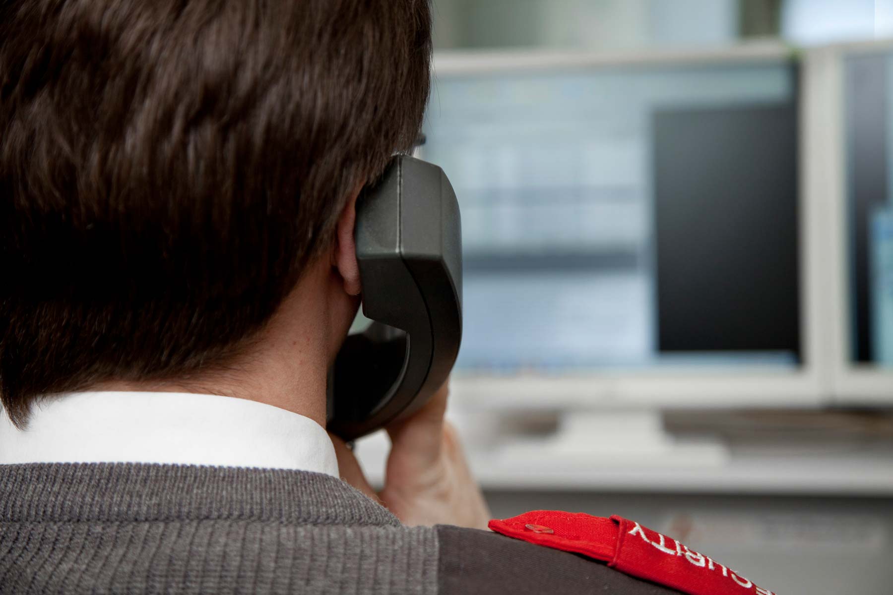 Sicherheitsmitarbeiter am Telefon
