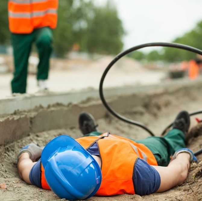 Arbeiter liegt ohne Bewegung am Boden